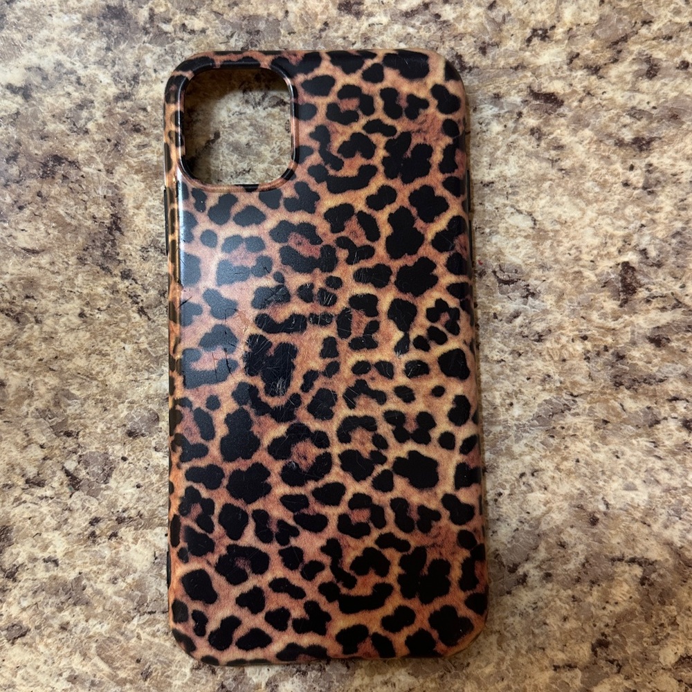 Very cute cheetah print case!